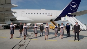 Trachtencrew in München 2020, Airbus A350-900 D-AIXM @Photographer: Bernd Gareis
